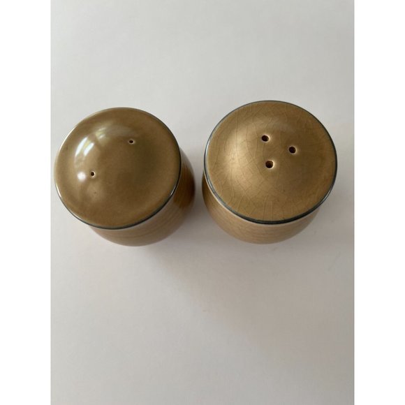 Vintage Pfaltzgraff Folk Art (Tan and Blue) Salt and Pepper Shakers‎ - Picture 3 of 9